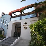 Otel Lal Azure