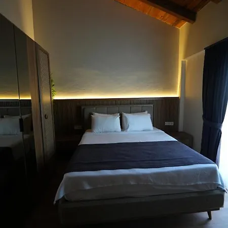 Lal Azure Otel