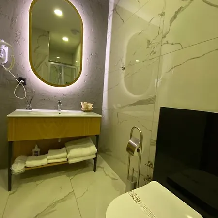 Lal Azure Hotell *