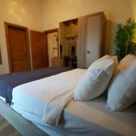 Lal Azure Hotell *